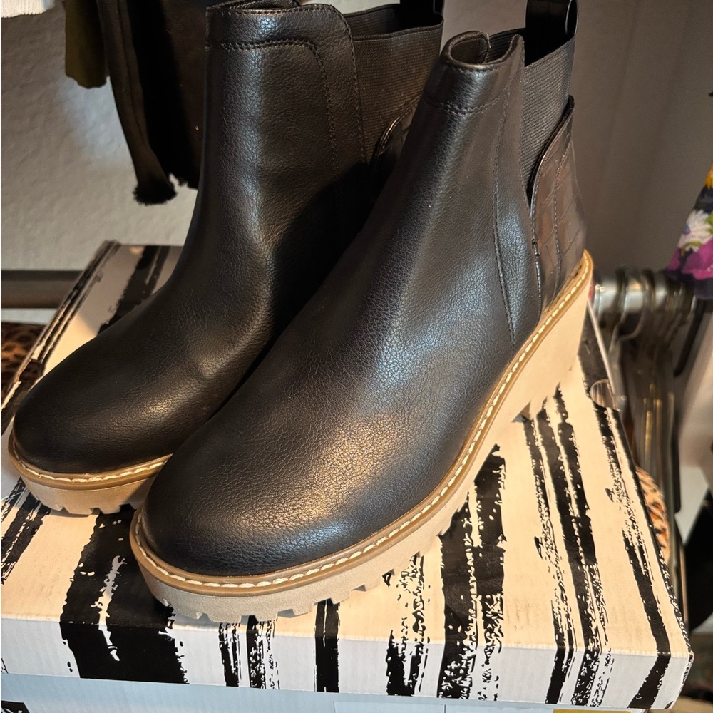 Black dolce vita chelsea boots